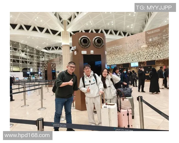 足球明星在机场的偶遇与签名会引发粉丝热潮与媒体关注